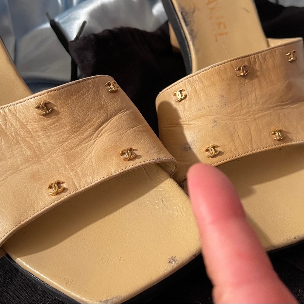 *RARE* CHANEL Beige Leather Slide Sandals with Gold CC Studs - Picture 3 of 9